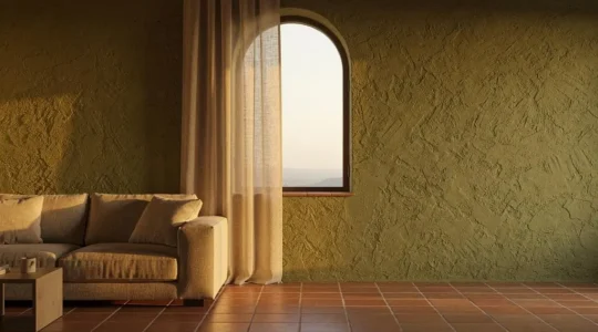 Salón español bañado por luz natural difusa que entra por un gran ventanal con cortina de lino, sin deslumbramiento