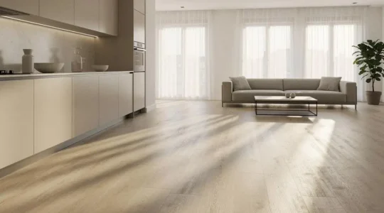 Salon luminoso con suelo continuo que amplia visualmente el espacio en un piso espanol