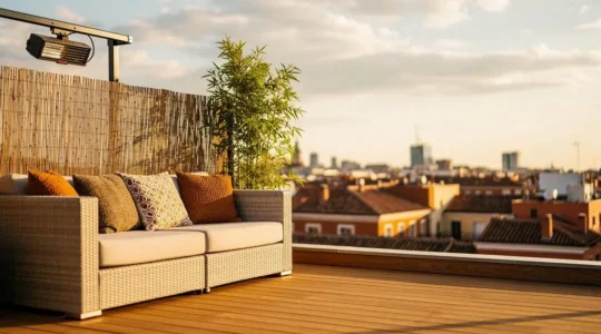 Terraza de ático en Madrid transformada en una habitación exterior acogedora, utilizable durante buena parte del año